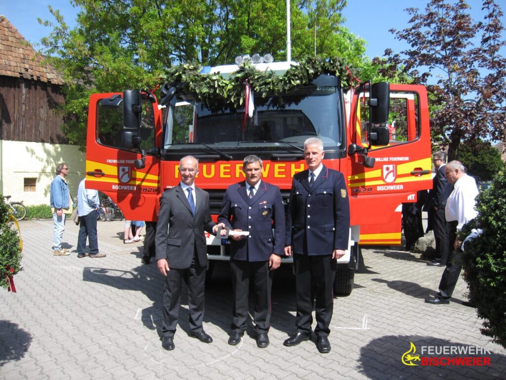 Schlüsselübergabe des neuen HLF 20/16 (2010) ©Feuerwehr Bischweier