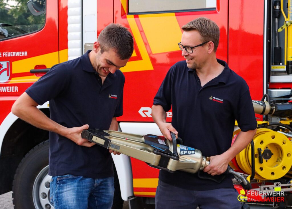 Die Gerätewarte Philip Föry und Markus Gleiter sind mit Spaß an ihrer Arbeit